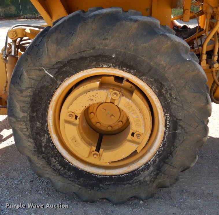 image for item DO1517 1991 Case 480F  landscape tractor