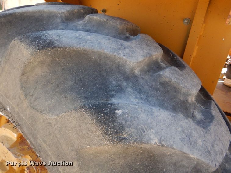 image for item DO1517 1991 Case 480F  landscape tractor