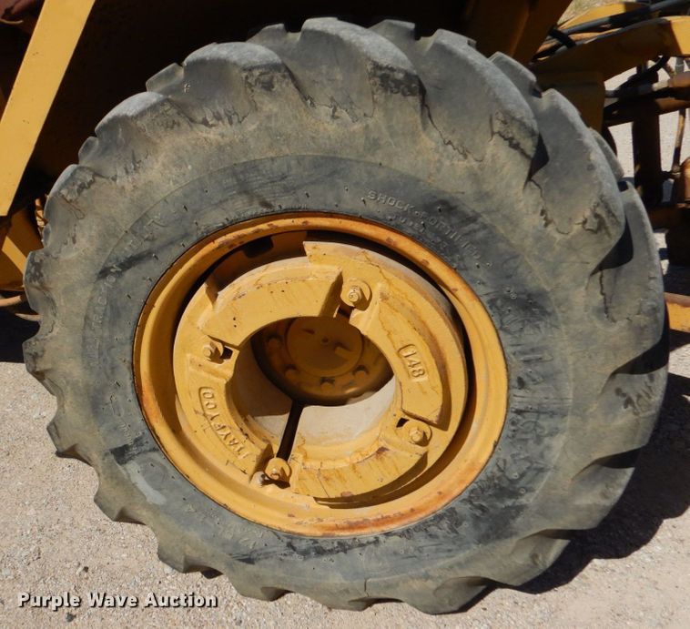 image for item DO1517 1991 Case 480F  landscape tractor