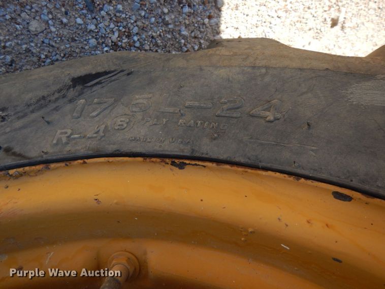 image for item DO1517 1991 Case 480F  landscape tractor