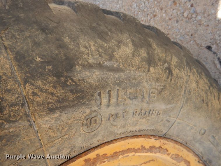 image for item DO1517 1991 Case 480F  landscape tractor