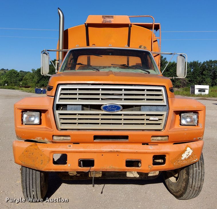 image for item DR0942 1985 Ford FT8000  fuel / lube truck