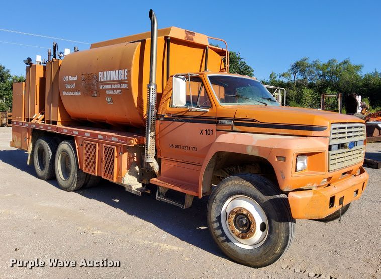 image for item DR0942 1985 Ford FT8000  fuel / lube truck