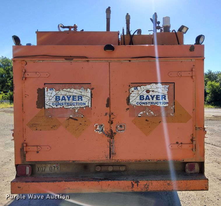 image for item DR0942 1985 Ford FT8000  fuel / lube truck