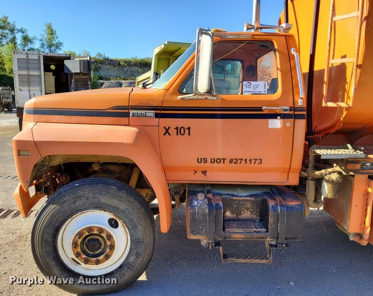 image for item DR0942 1985 Ford FT8000  fuel / lube truck