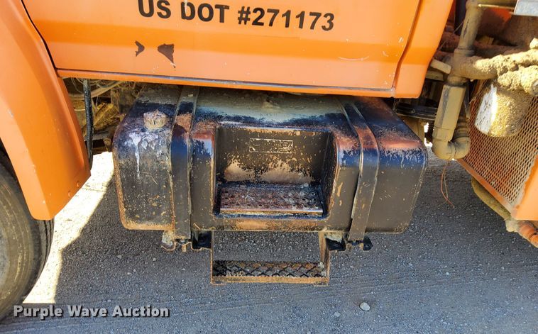 image for item DR0942 1985 Ford FT8000  fuel / lube truck