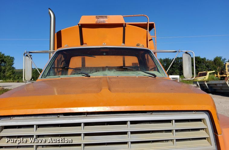 image for item DR0942 1985 Ford FT8000  fuel / lube truck