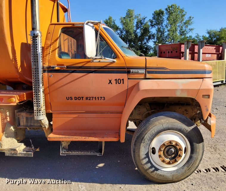 image for item DR0942 1985 Ford FT8000  fuel / lube truck