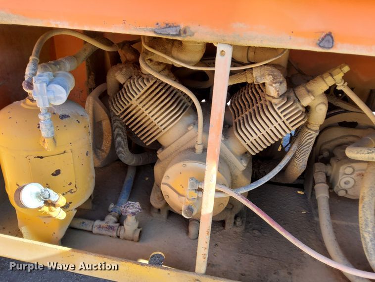 image for item DR0942 1985 Ford FT8000  fuel / lube truck