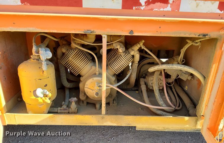 image for item DR0942 1985 Ford FT8000  fuel / lube truck