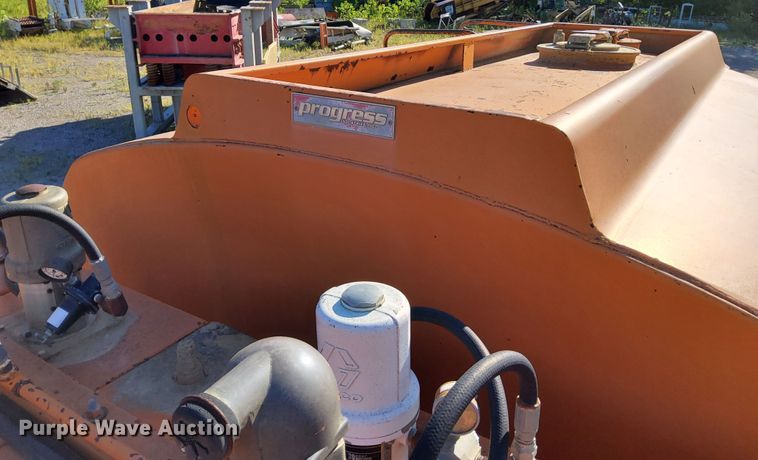 image for item DR0942 1985 Ford FT8000  fuel / lube truck