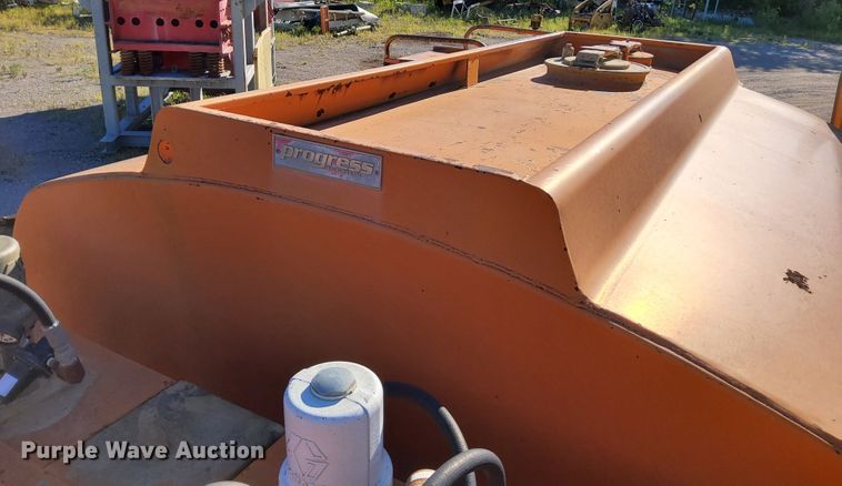 image for item DR0942 1985 Ford FT8000  fuel / lube truck