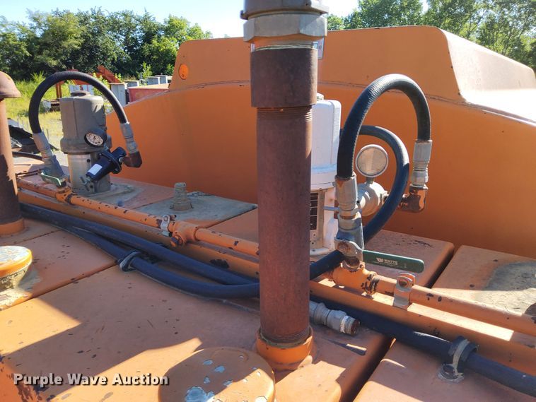 image for item DR0942 1985 Ford FT8000  fuel / lube truck