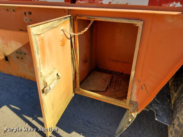 image for item DR0942 1985 Ford FT8000  fuel / lube truck