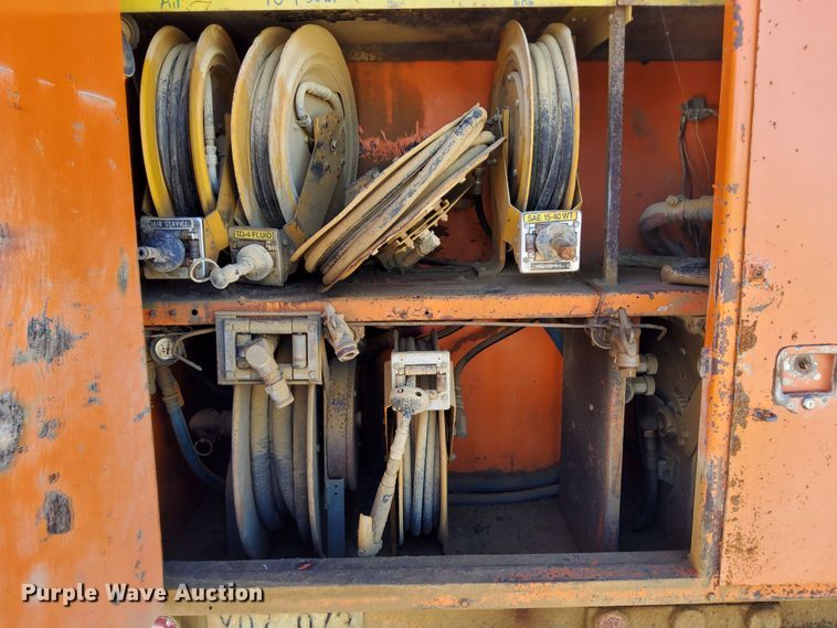 image for item DR0942 1985 Ford FT8000  fuel / lube truck