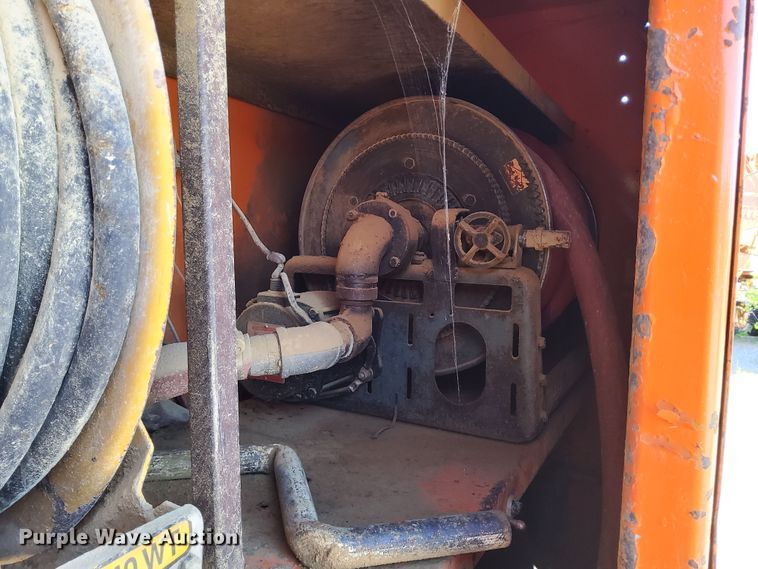 image for item DR0942 1985 Ford FT8000  fuel / lube truck