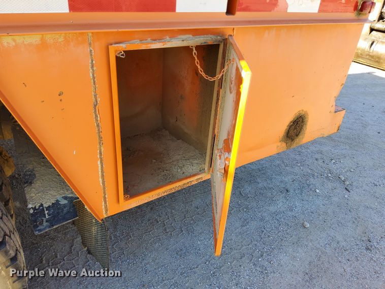 image for item DR0942 1985 Ford FT8000  fuel / lube truck