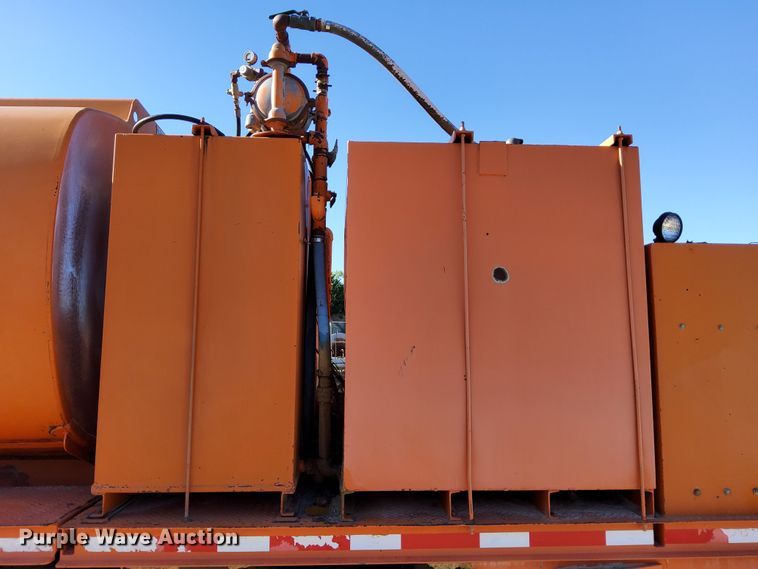 image for item DR0942 1985 Ford FT8000  fuel / lube truck