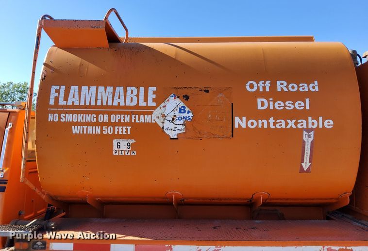 image for item DR0942 1985 Ford FT8000  fuel / lube truck