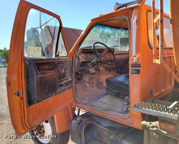 image for item DR0942 1985 Ford FT8000  fuel / lube truck