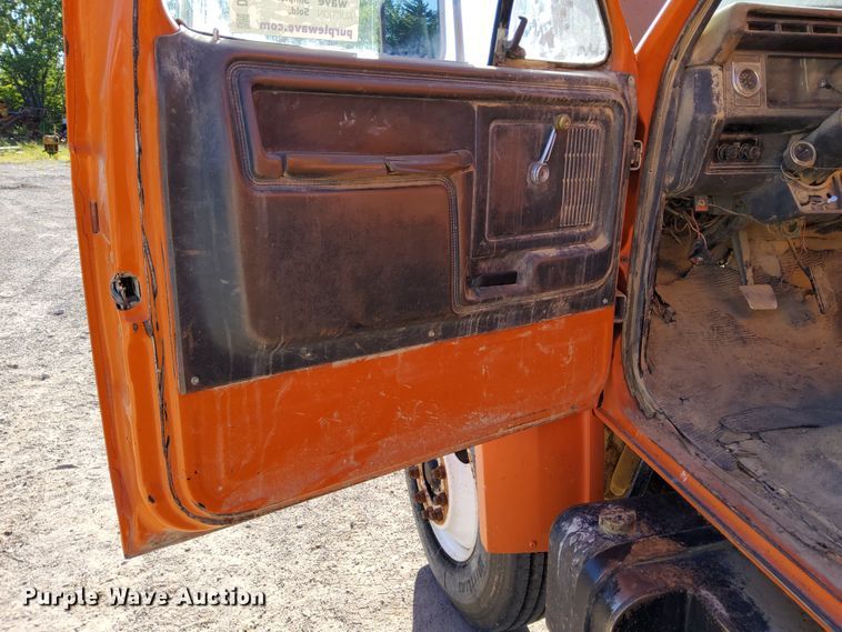 image for item DR0942 1985 Ford FT8000  fuel / lube truck