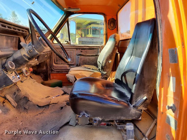 image for item DR0942 1985 Ford FT8000  fuel / lube truck