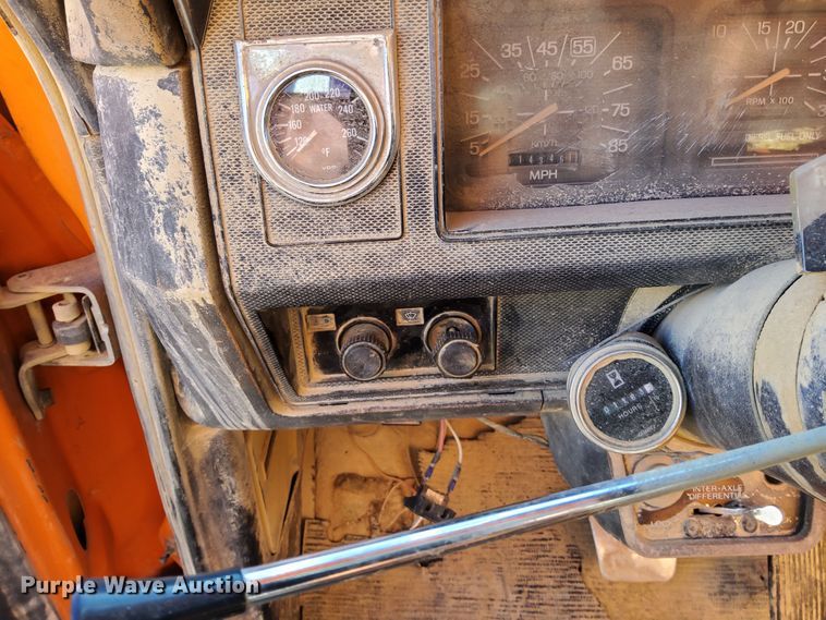 image for item DR0942 1985 Ford FT8000  fuel / lube truck