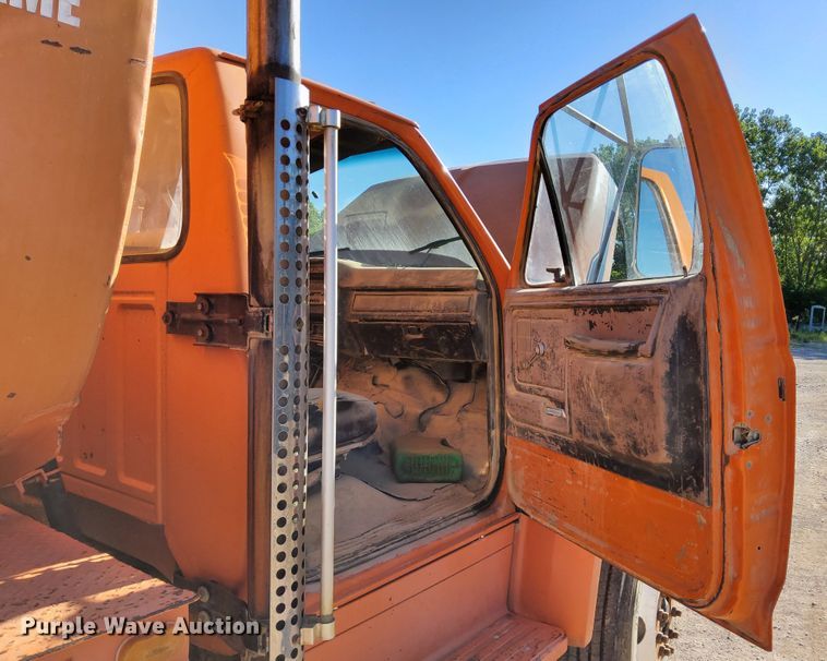 image for item DR0942 1985 Ford FT8000  fuel / lube truck