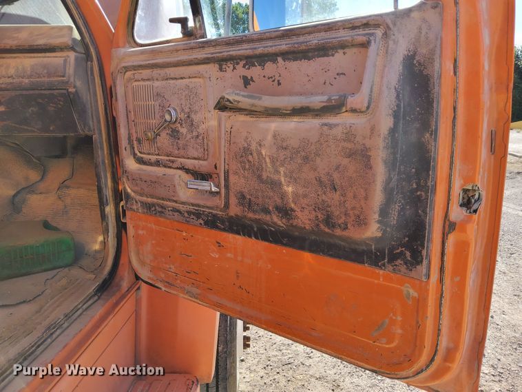 image for item DR0942 1985 Ford FT8000  fuel / lube truck