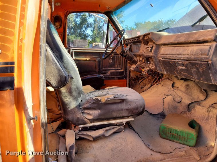 image for item DR0942 1985 Ford FT8000  fuel / lube truck