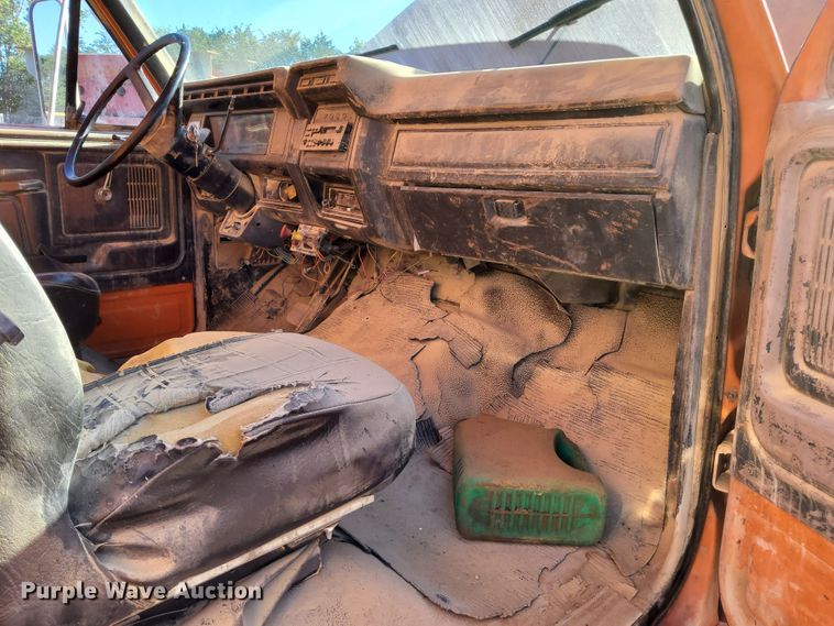 image for item DR0942 1985 Ford FT8000  fuel / lube truck