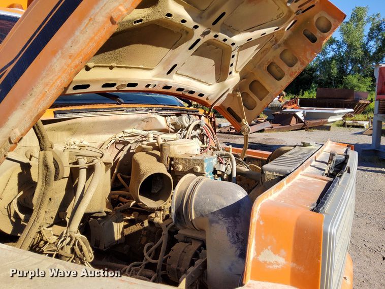 image for item DR0942 1985 Ford FT8000  fuel / lube truck