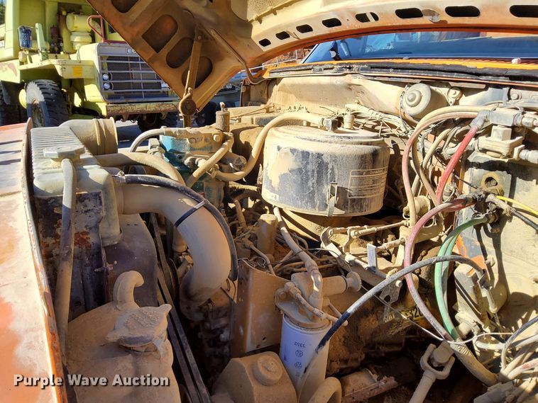 image for item DR0942 1985 Ford FT8000  fuel / lube truck