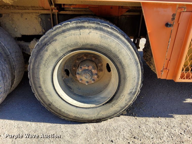 image for item DR0942 1985 Ford FT8000  fuel / lube truck