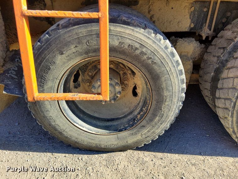 image for item DR0942 1985 Ford FT8000  fuel / lube truck