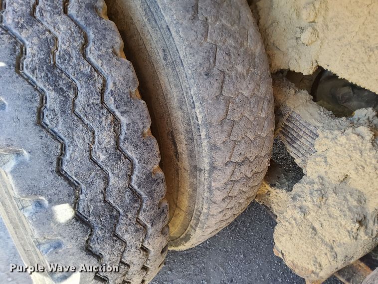 image for item DR0942 1985 Ford FT8000  fuel / lube truck