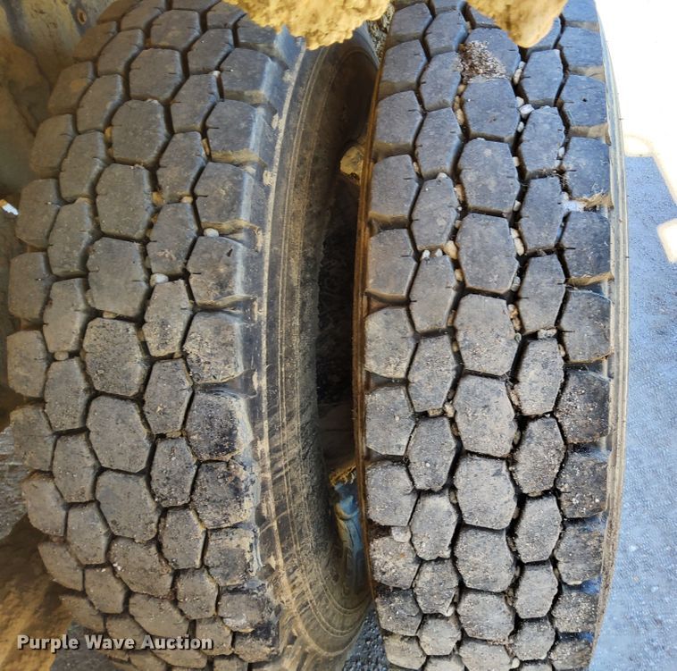 image for item DR0942 1985 Ford FT8000  fuel / lube truck