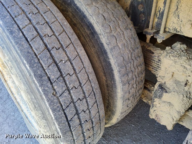 image for item DR0942 1985 Ford FT8000  fuel / lube truck