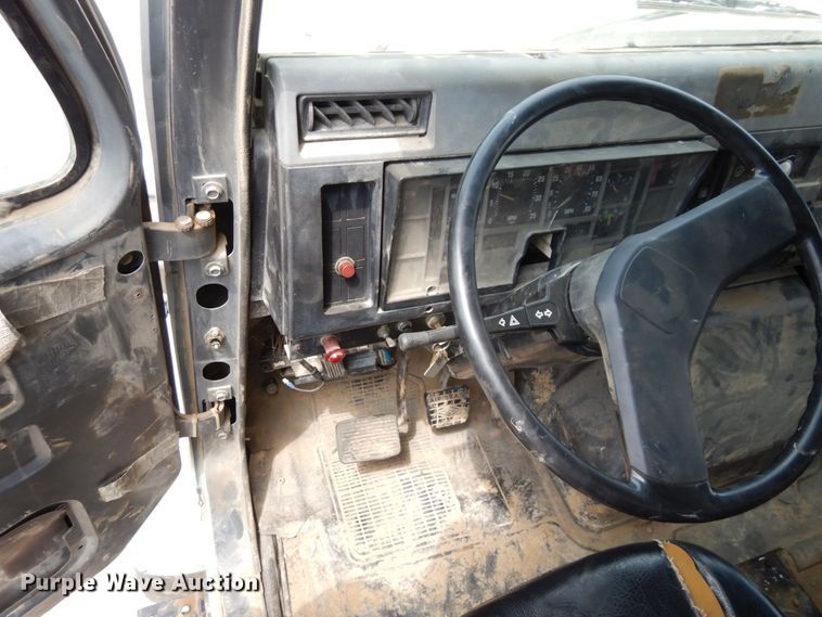 image for item DS1291 1993 International 4900  box truck