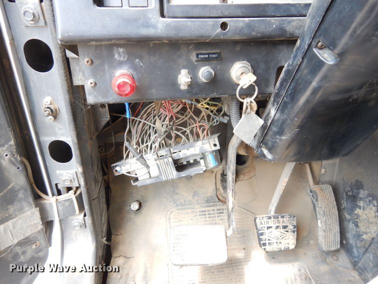 image for item DS1291 1993 International 4900  box truck