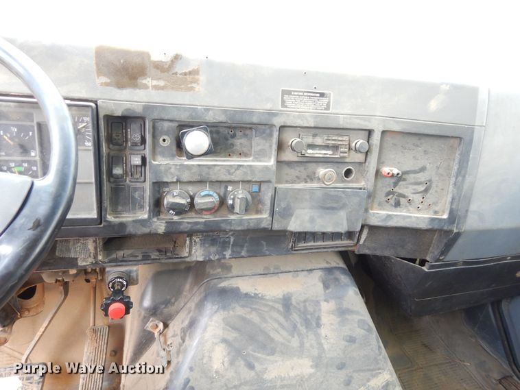 image for item DS1291 1993 International 4900  box truck