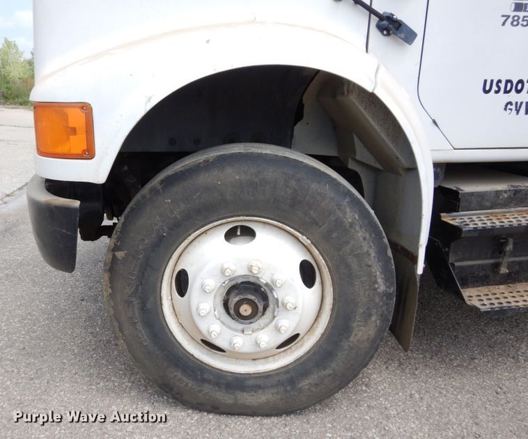 image for item DS1291 1993 International 4900  box truck