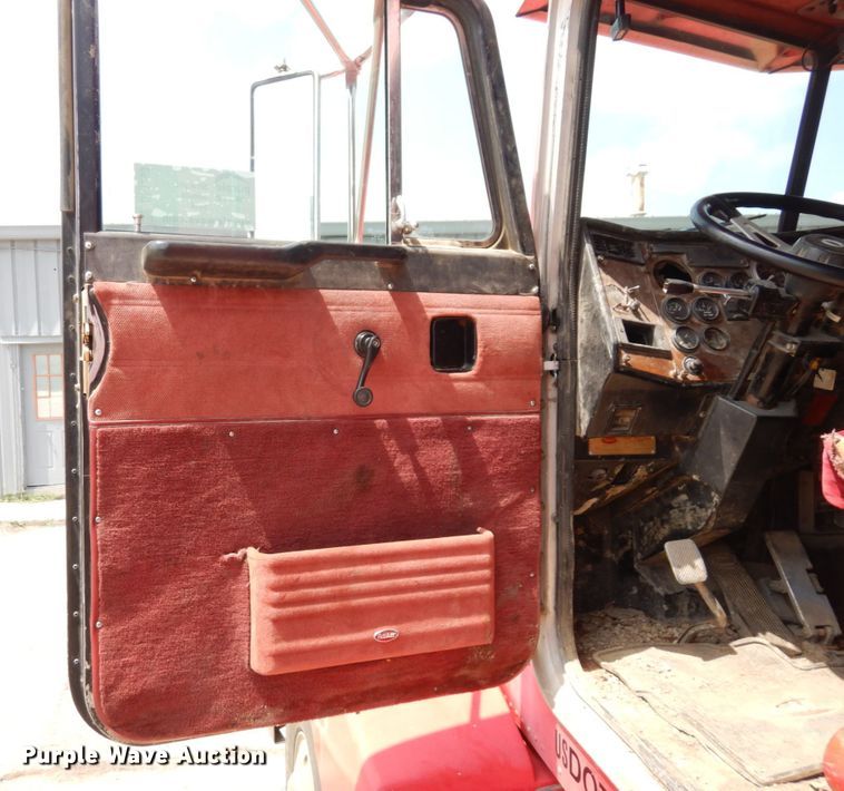 image for item DS1293 1995 Peterbilt 377  dump truck