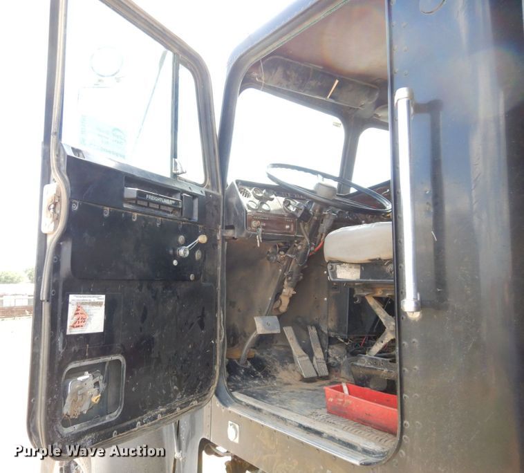 image for item DS1297 1989 Freightliner FLC  dump truck