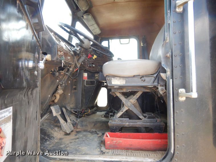 image for item DS1297 1989 Freightliner FLC  dump truck