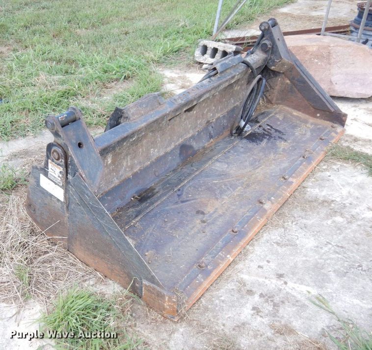 image for item DS1299 John Deere MP84  skid steer bucket