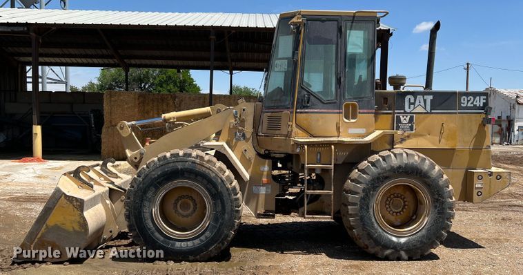 image for item DS8377 1999 Caterpillar 924F  wheel loader