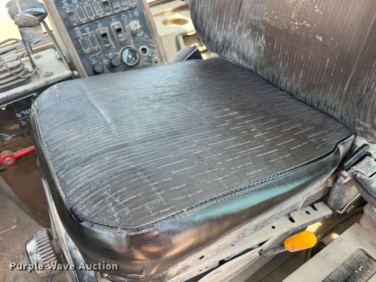 image for item DS8377 1999 Caterpillar 924F  wheel loader