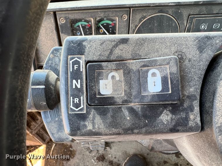 image for item DS8377 1999 Caterpillar 924F  wheel loader