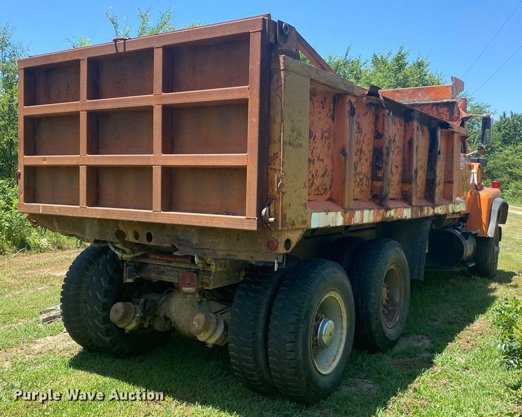 image for item JA9181 1988 Ford LT8000  dump truck